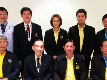 เยี่ยมชม : พล.ร.อ.พลวัฒน์  สิโรดม , ศ.พินิจ กุลละวณิชย์ และคณะกรรมาธิการสังคม กิจการเด็ก เยาวชนสตรี ผู้สูงอายุ คนพิการ และผู้ด้อยโอกาส สภานิติบัญญัติแห่งชาติ มาเยี่ยมชมกิจการของศูนย์ส่งเสริมฟื้นฟูสุขภาพผู้สูงอายุ สภากาชาดไทย ต.บางพระ อ.ศรีราชา จ.ชลบุรี โดยมี ศ.กิตติคุณ นพ.ชัยเวช  นุชประยูร ผู้ช่วยเลขาธิการสภากาชาดไทย ต้อนรับ ณ ศูนย์ส่งเสริมฯ จ.ชลบุรี