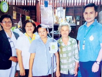 ต่อลมหายใจ : มูลนิธิรามาธิบดีฯ มอบเครื่องควบคุมอัตราการให้สารอาหารทางสายยาง แก่ 
ศิริพร เปี่ยมขำดี ผู้ป่วยที่ได้รับการรักษาจาก รพ.รามาธิบดี ซึ่งผู้มีจิตศรัทธาได้ร่วมบริจาคเงินสมทบทุนโครงการเพื่อผู้ป่วยยากไร้ของมูลนิธิรามาธิบดีฯ ตามนโยบายที่มุ่งหวังให้คนไทยทุกระดับชั้นมีสุขภาพดี โดยมี ศรีสุภา แก้วประพาฬ หน.งานสังคมสงเคราะห์ รพ.รามาธิบดี เจ้าหน้าที่พยาบาล และเจ้าหน้าที่มูลนิธิรามาธิบดีฯ ร่วมเป็นกำลังใจให้กับผู้ป่วยในครั้งนี้ ที่ จ.สมุทรสาคร