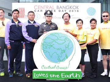 ลดพลังงาน : สุทธิธรรม จิราธิวัฒน์ และ สุพัตรา จิราธิวัฒน์ จัดกิจกรรม “Central Bangkok Car Free Day 2016” พร้อมมอบจักรยานและรถวีลแชร์ จำนวน 484 คัน ให้กับศูนย์การเรียนรู้
ตำรวจตระเวนชายแดน (ตชด.) และกรมส่งเสริมและพัฒนาคุณภาพชีวิตคนพิการ กระทรวงการพัฒนาสังคมฯ (พม.) โดยมี พล.ต.ท.ธรรมศักดิ์ วิชชารยะ ผช.ผบ.ตร. และ ไพรวรรณ พลวัน รองอธิบดีกรมส่งเสริมและพัฒนาคุณภาพชีวิตคนพิการฯ เป็นผู้รับมอบ ณ ศูนย์การค้าเซ็นทรัล เอ็มบาสซี่
