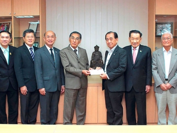 สมทบทุน : สำเริง มนูญผล ประธานกรรมการบริษัท สหมนูญผล จำกัด และเจ้าของ 
โรงละครเอ็มเธียเตอร์ ถนนเพชรบุรีตัดใหม่ มอบเงินบริจาคจำนวน 1,000,000 บาท เพื่อสมทบทุนจัดซื้อครุภัณฑ์ทางการแพทย์ให้แก่โรงพยาบาลหัวเฉียว โดยมี กอบชัย 
ซอโสตถิกุล, พญ.เบญจมาศ วณีสอน, ประภัสสร รุจิรากรสกุล, พร้อมคณะกรรมการบริหาร 
โรงพยาบาลหัวเฉียว ศ.เกียรติคุณ นพ.เกษม วัฒนชัย, สุทัศน์ เตชะวิบูลย์, กำสิน เสรฐภักดี, สุธี เกตุศิริ, นพ.สามารถ ตันอริยกุล ต้อนรับ ณ โรงพยาบาลหัวเฉียว