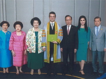 สุดปลื้ม : คุณหญิงสุจิตรา จิราธิวัฒน์ มงคลกิติ เลี้ยงแสดงความยินดีให้แก่หลานสุดเลิฟ 
ธีระยุทธ จิราธิวัฒน์ ซีอีโอ โรงแรมและรีสอร์ทในเครือเซ็นทารา ที่ได้รับพระราชทานปริญญาศิลปศาสตรดุษฎีบัณฑิตกิตติมศักดิ์ (การโรงแรม) มหาวิทยาลัยเทคโนโลยีราชมงคลกรุงเทพ โดยมี ศ.วิโรจน์ เลาหะพันธุ์, คุณพ่อสุทธิเกียรติ จิราธิวัฒน์, 
มุกดา เอื้อวัฒนะสกุล, รัตนา นรพัลลภ และ อาภัสรา หงสกุล มาร่วมแสดงความยินดีด้วย ที่ห้อง M 23 โรงแรมเซ็นทาราแกรนด์ เซ็นทรัลเวิลด์