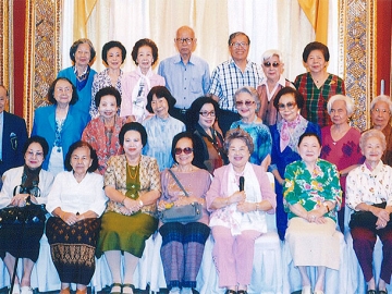 สังสรรค์ : ผศ.กรองทอง ชวลิตธำรง ประธานศิษย์เก่าคณะอักษรศาสตร์ รุ่นที่ 22 จุฬาลงกรณ์มหาวิทยาลัย จัดงานเลี้ยงพบปะสังสรรค์ “59 ปีจากกันไป พบกันใหม่ให้เหมือนเดิม” โดยมี ศ.ดร.เจตนา นาควัชระ, ศ.ดร.กาญจนา นาคสกุล, ศ.ดร.อำภา 
โอตระกูล, ศ.ดร.ศรีสุรางค์ พูลทรัพย์ และ รศ.ดร.ชมพันธ์ กุญชร ณ อยุธยา มาร่วมงาน 
ณ ห้องมณเฑียรทิพย์ โรงแรมมณเฑียร กรุงเทพฯ ถนนสุรวงศ์