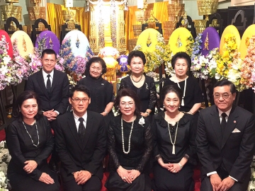 สู่ทางสงบ...พบดวงแก้ว : ท่านผู้หญิงเพ็ญศรี วัชโรทัย ต้อนรับ คุณหญิงแจ่มใส ศิลปอาชา มูลนิธิกฤตานุสรณ์ฯ, ศ.ดร.นพ.พิชิต สุวรรณประกร รองประธานมูลนิธิอาสาเพื่อนพึ่ง(ภาฯ) ยามยาก สภากาชาดไทย, ผาณิต พูนศิริวงศ์ ประธานมูลนิธิช่วยการศึกษากรุงเทพมหานคร, ประพีร์ ปุ้ยพันธวงศ์ ประธานอาสากาชาดรุ่นกาญจนาภิเษก, ปิยะบุตร ชลวิจารณ์, ลาลีวรรณ กาญจนจารี ครอบครัวชลวิจารณ์ และ ดร.อภิสิทธิ์ ฉัตรทนานนท์ ประธานมูลนิธิคุณแม่คุณภาพ เข้าร่วมในพิธี พระพิธีธรรมสวดพระอภิธรรมศพ นายแก้วขวัญ วัชโรทัย เลขาธิการพระราชวัง ณ บ้านถนนเพชรบุรี