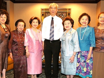 เพื่อนๆร่วมยินดี : มุกดา เอื้อวัฒนะสกุล, รัตนา นรพัลลภ, ขจิตพรรณ ไทยเพ็ชร และคณะผู้พิพากษาสมทบศาลเยาวชนและครอบครัวกลาง ร่วมเลี้ยงยินดีแด่ ภัทรศักดิ์ ศิริสินธว์ ในโอกาสได้รับโปรดเกล้าฯ ให้ดำรงตำแหน่ง ผู้พิพากษาหัวหน้าศาลจังหวัดพระโขนง ที่โรงแรมเซ็นทาราแกรนด์ฯ ลาดพร้าว