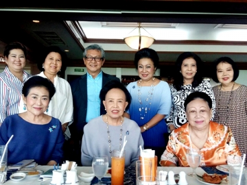 สังสรรค์ : คุณหญิงแสงเดือน ณ นคร, คุณหญิงชอุ่มศรี วีรานุวัตติ์ ร่วมสังสรรค์กับน้องๆ มี ลลิสา จงบารมี, นันทชา สินพัฒนสกุล, พลตรี พญ.ทรงพร วาณิชเสนี และ อ.ศุภกิจ อุตตรนคร ณ รอยัล แบงค็อก สปอร์ตสคลับ