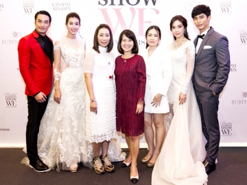 ครบรอบ 12 ปี : เอี่ยมศรี บุญหชัยรัตน์ ผู้ช่วยกรรมการผู้จัดการใหญ่ บริษัท อมรินทร์พริ้นติ้งแอนด์พับลิชชิ่ง จำกัด (มหาชน) และ อัญรัตน์ จรัสมาธุสร บรรณาธิการบริหารนิตยสาร WE ร่วมเปิดงานแฟชั่นโชว์ชุดแต่งงานจากแบรนด์ชั้นนำ ณ แฟชั่นฮอลล์ ชั้น 1 สยามพารากอน