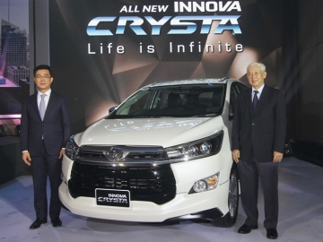 เปิดตัว : วุฒิกร สุริยะฉันทนานนท์ รอง กก.ผจก.ใหญ่ พร้อมด้วย ศุภรัตน์ ศิริสุวรรณางกูร ผช.กก.ผจก.ใหญ่อาวุโส บริษัท โตโยต้า มอเตอร์ ประเทศไทย จำกัด ร่วมแนะนำรถยนต์อเนกประสงค์ระดับหรู “All New INNOVA CRYSTA” ณ ห้องแกรนด์บอลรูม โรงแรมดิ โอกุระ เพรสทีจ กรุงเทพฯ
