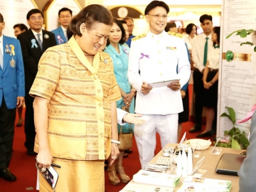 เฉลิมพระเกียรติ : สมเด็จพระเทพรัตนราชสุดาฯ สยามบรมราชกุมารี เสด็จพระราชดำเนินทรงเป็นประธานเปิดงาน“นิทรรศการเฉลิมพระเกียรติ สมเด็จพระมหิตลาธิเบศร อดุลยเดชวิกรม พระบรมราชชนก : ความรู้เชิงประยุกต์เพื่อมวลมนุษยชาติ” โดยมี เกตุวลี นภาศัพท์ และ พาสินี ลิ่มอติบูลย์ กรรมการ บริษัท สยามพารากอน ดีเวลลอปเม้นท์ จำกัด พร้อมด้วยคณะกรรมการจัดงาน เฝ้าฯ รับเสด็จ ณ ไลฟ์สไตล์ ฮอลล์ ชั้น 2 สยามพารากอน