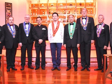 นักชิมนานาชาติ : มร.อลัน แคม นายกสมาคมนักชิมระดับนานาชาติ จัดงานเลี้ยงมื้อค่ำ เชน เดส์ โรติเซอร์ส เพื่อสนับสนุนศิลปะในการประกอบอาหาร โดยมี สมาชิก และแขกผู้มีเกียรติร่วมงานมากมาย ณ ห้องอาหารริบรูม แอนด์ บาร์ ชั้น 31 โรงแรมแลนด์มาร์ค กรุงเทพฯ