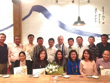 เพื่อนได้ดี : พ.อ.เศรษฐพงค์ มะลิสุวรรณ ประธานหมู่กวาง หลักสูตรวิทยาลัยป้องกันราชอาณาจักร รุ่นที่ 57 พร้อมเพื่อนๆ เลี้ยงฉลองเลื่อนตำแหน่ง ให้แก่ พลโทคำรณ เครือวิชฌยาจารย์, วิสุนี บุนนาค, วีระศักดิ์ วิจิตร์แสงศรี, พล.อ.ต.ธราธร รัตนเนนย์, สมยศ อักษร ณ มิฮารุ ศาลาแดง