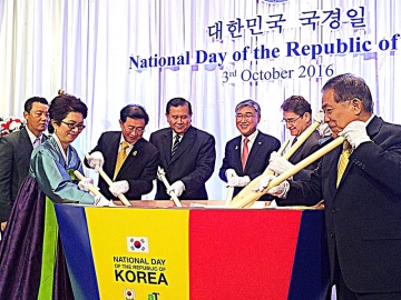 วันชาติเกาหลีใต้ : H.E.Mr.Noh Kwang-il เอกอัครราชทูตเกาหลีใต้ประจำราชอาณาจักรไทย จัดงานเลี้ยงเฉลิมฉลองวันชาติเกาหลีใต้ โดยมี พล.อ.ธนะศักดิ์ ปฏิมาประกร (รองนายกรัฐมนตรี) มาร่วม ท่ามกลางทูตานุทูต ณ โรงแรม Shangri-La Hotel, Bangkok