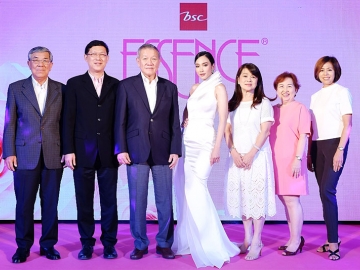 เปิดตัวโฉมใหม่ : บุญเกียรติ โชควัฒนา ประธานกรรมการบริษัทไอ.ซี.ซี. อินเตอร์เนชั่นแนล จำกัด (มหาชน) เปิดตัวผลิตภัณฑ์ซักผ้าเอสเซ้นซ์โฉมใหม่ที่มาพร้อมสูตรใหม่ที่เพิ่มความหอมและลดกลิ่นอับชื้นได้ดีกว่าเดิม โดยมี อั้ม-พัชราภา ไชยเชื้อ ซูเปอร์สตาร์ เพื่อสะท้อนภาพลักษณ์ความสวยงามทันสมัยของผลิตภัณฑ์ ที่ลานอีเดน เซ็นทรัลเวิลด์