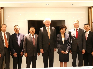 ต้อนรับ : ปรียนาถ สุนทรวาทะ ประธานเจ้าหน้าที่บริหารและกรรมการบริหาร บริษัท บี.กริม เพาเวอร์ จำกัด (มหาชน) ประเทศไทย พร้อมคณะผู้บริหารบี.กริม ร่วมต้อนรับ มร.เจฟฟ์ อิมเมล ประธานและหัวหน้าเจ้าหน้าที่บริหาร จีอี ในโอกาสที่เดินทางมาเยือนประเทศไทย เพื่อหารือแนวทางการดำเนินธุรกิจด้านพลังงานไฟฟ้าร่วมกับ บี.กริม เพาเวอร์ ณ โรงแรมพลาซ่า แอทธินี