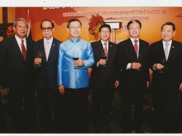 ครบรอบ 67 ปี : ฯพณฯเอกอัครราชทูตสาธารณรัฐประชาชนจีนประจำประเทศไทย มร.หนิง ฟู่ขุย เป็นเจ้าภาพจัดงานเลี้ยงฉลองครบรอบ 67 ปี การสถาปนาสาธารณรัฐประชาชนจีน ณ ห้องแกรนด์บอลรูม โรงแรมแชงกรี-ลา กรุงเทพฯ โดยมี ดร.วิษณุ เครืองาม, สุรชัย เลี้ยงบุญเลิศชัย, พินิจ จารุสมบัติ และ ธนินท์ เจียรวนนท์ มาร่วมงาน