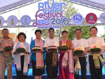 สายน้ำแห่งวัฒนธรรม : กอบกาญจน์ วัฒนวรางกูร รัฐมนตรีว่าการกระทรวงการท่องเที่ยวและกีฬา เป็นประธานแถลงข่าวงาน “River Festival 2016 สายน้ำแห่งวัฒนธรรม” ครั้งที่ 3 โดยมี ฐาปน สิริวัฒนภักดี ประธานการจัดงาน River Festival 2016 พร้อมด้วย ผุสดี ตามไท, ดร.ฉวีรัตน์ เกษตรสุนทร, มรกต สุดดี, พลเรือตรีนันทพล มาลารัตน์ และ พิชญ์สินี ตั้งตรงจิตต์ ร่วมแถลงข่าว ณ วัดพระเชตุพนวิมลมังคลาราม ราชวรมหาวิหาร