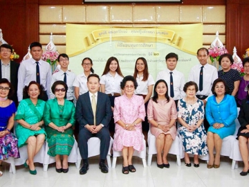 มอบทุนปีที่ 23 : คุณหญิงลักขณา แสงสนิท เป็นประธานมอบทุนการศึกษามูลนิธิ พลเอกวิโรจน์-คุณหญิงลักขณา แสงสนิท แก่นิสิตคณะพาณิชยศาสตร์และการบัญชี จุฬาลงกรณ์มหาวิทยาลัย ต่อเนื่องเป็นปีที่ 23 โดยมี ดร.นาฬิกอติภัค แสงสนิท ผู้อำนวยการ อพท. ร่วมยินดีด้วย ณ ที่ทำการมูลนิธิฯ ถนนสุขุมวิท