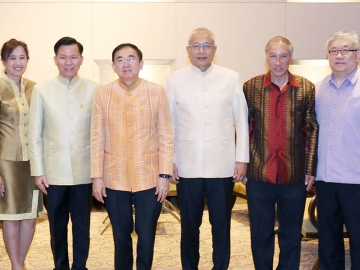 เตรียมล่วงหน้า : วีระ โรจน์พจนรัตน์ รมว.วัฒนธรรม เปิดประชุมเรื่อง “การบูรณาการแผนปฏิบัติราชการประจำปีงบประมาณ พ.ศ. 2560” โดยมี 
ดร.พงศ์ศักติฐ์ เสมสันต์ ที่ปรึกษา รมว., ปรารพ เหล่าวานิช เลขานุการ รมว.และ กฤษศญพงษ์ ศิริ ปลัดกระทรวง ร่วมงาน ที่โรงแรมมิราเคิล แกรนด์ 
คอนเวนชั่น