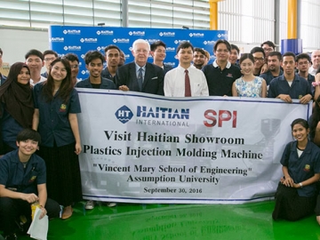 เรียนรู้ดูจริง : ผศ.ดร.จิรเดช คงทน และ ดร.โรเบิร์ต ฟาร์เรล นำนักศึกษา
คณะวิศวกรรมศาสตร์ มหาวิทยาลัยอัสสัมชัญ ฟังบรรยายและเยี่ยมชม
กระบวนการทำงานของเครื่องฉีดพลาสติก ยี่ห้อ “ไห่เทียน” โดยมี โจ จันทร์ล้วน 
ผอ.ฝ่ายขาย บจก.เอสพี อินเตอร์แมค เป็นวิทยากร ที่โชว์รูมไห่เทียน ถ.มอเตอร์เวย์