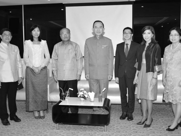 ตามรอยพระยุคลบาท : ม.ล.ปนัดดา ดิศกุล รมต.ประจำสำนักนายกรัฐมนตรี เป็นประธานงานเลี้ยงคณะเยาวชนอาเซียน ที่ร่วมโครงการ เรียนรู้หลักปรัชญาของเศรษฐกิจพอเพียง เฉลิมพระเกียรติพระบาทสมเด็จพระเจ้าอยู่หัว เนื่องในโอกาสเสด็จเถลิงถวัลยราชสมบัติครบรอบ 70 ปี โดยมี จีรชัย มูลทองโร่ย รองปลัดสำนักนายกรัฐมนตรี พร้อมด้วย เอกอัครราชทูตราชอาณาจักรกัมพูชา และเอกอัครราชทูตสาธารณรัฐประชาธิปไตยประชาชนลาว ร่วมงาน ที่โรงแรมแมนดาริน