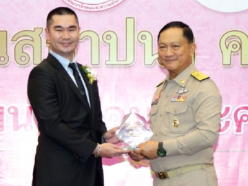 รับโล่ : จรัสพงศ์ ล่ำซำ ผู้จัดการอาวุโส บริษัท ล็อกซเล่ย์ จำกัด (มหาชน) รับมอบโล่ประกาศเกียรติคุณ ผู้มีผลงานด้านการพัฒนาสังคมเป็นเลิศ ประเภท บริษัทหรือภาคธุรกิจที่มีผลงานซีเอสอาร์ที่มีความเป็นเลิศ จาก พล.ต.อ.อดุลย์ แสงสิงแก้ว รัฐมนตรีว่าการกระทรวงการพัฒนาสังคมและความมั่นคงของมนุษย์ ณ กระทรวงการพัฒนาสังคมและความมั่นคงของมนุษย์ สะพานขาว