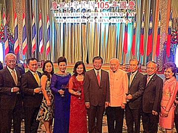 วันชาติไต้หวัน : H.E. Mr.Kelly W.Hsieh ผู้อำนวยการใหญ่สำนักงานเศรษฐกิจและวัฒนธรรมไทเปประจำราชอาณาจักรไทย จัดงานเลี้ยงเฉลิมฉลองในโอกาสครบรอบ 105 ปี สาธารณรัฐไต้หวัน ท่ามกลางทูตานุทูตและนักธุรกิจมากมาย ณ โรงแรม Grand Hyatt Erawan Bangkok