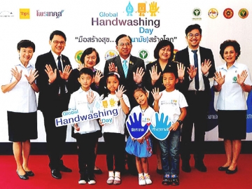 รณรงค์วันล้างมือโลก : นพ.วชิระ เพ็งจันทร์ อธิบดีกรมอนามัย กระทรวงสาธารณสุข รศ.พญ.ฤดีวิไล สามโกเศศ อุปนายกสมาคมโรคติดเชื้อในเด็กแห่งประเทศไทย ปรีดา จิระวรรณชัยกุล ผู้จัดการกลุ่มผลิตภัณฑ์โพรเทคส์ บริษัท คอลเกต-ปาล์มโอลีฟ (ประเทศไทย) จำกัด และ พันเอกหญิงหทัยรัตน์ ขาวเอี่ยม นักวิชาการทางการพยาบาล วิทยาลัยพยาบาลกองทัพบก แถลงข่าวรณรงค์ “วันล้างมือโลก 2016” ณ โรงแรมแลนด์มาร์ค กรุงเทพฯ