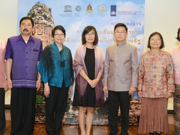ลงพื้นที่เยี่ยมชม : สหภูมิ ภูมิธฤติรัฐ รองอธิบดีกรมศิลปากร และดร.ซุงบี ฮาน หัวหน้าแผนกวัฒนธรรม องค์การยูเนสโก กรุงเทพมหานคร จัดสัมมนานักวิชาการจากสถาบันการศึกษา และนักอนุรักษ์นานาชาติว่าด้วยการอนุรักษ์โบราณสถานอิฐในแหล่งมรดกโลกระหว่างวันที่ 19-21 ต.ค. 2559 ที่จังหวัดพระนครศรีอยุธยา