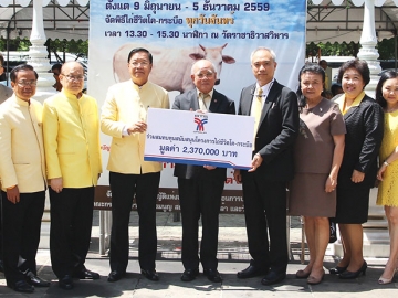 ไถ่ชีวิต 79 ตัว : ดร.อาณัติ อาภาภิรม กก.บห.บมจ.บีทีเอส กรุ๊ปโฮลดิ้งส์ และ รังสิน กฤตลักษณ์ ผอ.ใหญ่สายปฏิบัติการมอบเงิน 2,370,000 บาท ให้แก่พล.ร.อ.ศิษฐวัชร วงษ์สุวรรณ ในโครงการไถ่ชีวิตโค-กระบือ ซึ่งจัดโดยสภานิติบัญญัติแห่งชาติเพื่อถวายเป็นพระราชกุศลฯ ณ วัดราชาธิวาสวิหาร เขตดุสิต