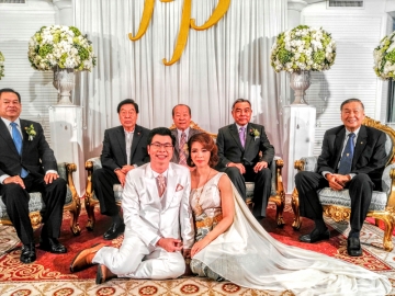 จองไว้ก่อน : พล.อ.ธีรเดช มีเพียร อดีตประธานวุฒิสภา และ อรรถพล ใหญ่สว่าง เป็นประธานร่วมในพิธีหมั้นระหว่าง พญ.ปณิชา ตั้งตรงจิตร กับ นพ.ไพสิทธิ์ วรปาณิ โดยมี ประกิต พัฒนกุล, สมัคร เจียมบุรเศรษฐ์ และ ประทีป กิจจาพิพัฒน์ ร่วมพิธีด้วย ที่โพธาลัย เลเซอร์ ปาร์ค บางกะปิ