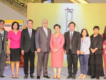 เทศกาลหุ่นโลก : นพดล ภาคพรต รองผู้ว่าการด้านสินค้าและธุรกิจท่องเที่ยว การท่องเที่ยวแห่งประเทศไทย (ททท.) เป็นประธานในงานแถลงข่าวการจัดงานเทศกาลหุ่นโลก กาญจนบุรี 2016 โดยมี นพรัตน์ เมธาวีกุลชัย, ม.ร.ว.ศรีคำรุ้ง ยุคล รัตตกุล, ม.จ.ชาตรีเฉลิม-หม่อมกมลา ยุคล, มยุรี ชัยพรหมประสิทธิ์, กวินพร เจริญศรี, เข็มพร วิรุณราพันธ์ และ นิมิตร พิพิธกุล มาร่วม ณ แฟชั่นฮอลล์ ศูนย์การค้าสยามพารากอน