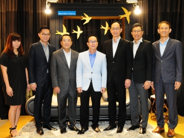 หรูหราอย่างมีสไตล์ : ทักษะ บุษยโภคะ ประธานกรรมการบริหาร บริษัท โมเดอร์นฟอร์มกรุ๊ป จำกัด (มหาชน) ผู้ผลิตและจำหน่ายเฟอร์นิเจอร์ชื่อดังของเมืองไทย เผยโฉมลุคใหม่โมเดอร์นฟอร์มซิกเนเจอร์ โดยมี ชัชชัย ธรรมารุ่งเรือง, โยธิน เนื่องจำนงค์, กิติพัฒก์ เนื่องจำนงค์, สมเกียรติ ปวริศร์พงษ์, สว่างจิตต์ ผ่องพิพัฒน์พงศ์ และ พัฒนะ อุษณาจิตต์ ร่วมงาน ณ โมเดอร์นฟอร์ม เฟอร์นิเจอร์ ช้อปปิ้ง แกลลอรี่ สาขาศรีนครินทร์