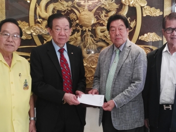 มอบทุน : ประทีป กิจจาพิพัฒน์ ประธานโรงเรียนมูลนิธิภูมิตะวันวิทยา รับมอบทุนการศึกษาฯ จาก สมบูรณ์ สุริยบูรพกุล นายกสมาคมตระกูลอึ้งแห่งประเทศไทย เพื่อช่วยเหลือเด็กยากจนไร้ค่าเล่าเรียน โดยมี ไพรัช วรปาณิ พร้อมด้วย สุรเดช กรกิตติชัย มาร่วมพิธีด้วย ที่ภัตตาคาร มิราม่า สีลม