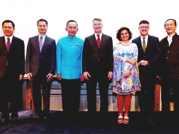 วันชาติเยอรมนี : เพเทอร์ พรือเกล เอกอัครราชทูตสหพันธ์สาธารณรัฐเยอรมนีประจำประเทศไทย “จัดงานฉลองครบรอบ 26 ปี การรวมประเทศเยอรมนี” ณ ห้องรอยัลบอลรูม โรงแรมแมนดาริน โอเรียนเต็ล กรุงเทพฯ โดยมี หม่อมหลวงปนัดดา ดิศกุล, จรัมพร โชติเสถียร, พล.ร.อ.ชุมนุม อาจวงษ์, วิกรม กรมดิษฐ์ และ ลูเซีย คอนตันทินี พรือเกล มาร่วมงานด้วย