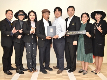 ดูงานมิตซูบิชิ : ดร.ศุภชัย สุขะนินทร์ ร่วมกับ สุพร วัธนเวคิน กรรมการบริหารหลักสูตรอัลตร้าเวลท์ หลักสูตรการบริหารด้านการลงทุน เพื่อนักธุรกิจระดับท็อปของเมืองไทย พาคณะผู้เข้าอบรมเดินทางไปดูงานที่พิพิธภัณฑ์อุตสาหกรรมมิตซูบิชิ โดยมี มร.มาซากิ โอซาวา ต้อนรับ ณ เมืองโยโกฮาม่า ประเทศญี่ปุ่น