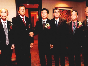 ร่วมมือทางเศรษฐกิจ : กร ทัพพะรังสี นายกสมาคมมิตรภาพไทย-จีน เป็นประธานเปิดงานสัมมนา “ความร่วมมือทางเศรษฐกิจและการค้าจีน (กวางตุ้ง)-ไทย” จัดโดย คณะกรรมการส่งเสริมการค้ามณฑลกวางตุ้ง ร่วมกับ สมาคมพัฒนาเศรษฐกิจไทย-จีน ณ ห้องบอลรูม โรงแรมแชงกรี-ลา กรุงเทพฯ โดยมี มร.หวัง หลง ผู้ว่าการมณฑลกวางตุ้ง สภาที่ปรึกษาทางการเมืองแห่งชาติ สาธารณรัฐประชาชนจีน รองศาตราจารย์พรชัย ตระกูลวรานนท์ ผู้ช่วยรัฐมนตรีว่าการกระทรวงอุตสาหกรรม และ จิตติ ตั้งสิทธิ์ภักดี ประธานหอการค้าไทย-จีน มาร่วมงาน