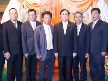 ผู้นำ : อาคม เติมพิทยาไพสิฐ รมว.คมนาคม เปิดการสัมมนาผู้บริหารกรมทางหลวง เรื่อง “การเสริมสร้างศักยภาพผู้บริหารเพื่อการเป็นองค์กรชั้นนำด้านงานทาง” โดยมี ชาติชาย ทิพย์สุนาวี ปลัดกระทรวงคมนาคม และ ธานินทร์ สมบูรณ์ อธิบดีกรมทางหลวง ต้อนรับ ที่โรงแรมมิราเคิล แกรนด์ คอนเวนชั่น