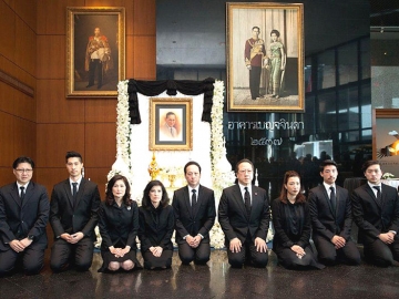 ถวายอาลัย : น้อมรำลึกถึงพระมหากรุณาธิคุณ และร่วมถวายสักการะเบื้องหน้าพระบรมฉายาลักษณ์ พระบาทสมเด็จพระปรมินทรมหาภูมิพลอดุลยเดช จัดขึ้น ณ บมจ.อาร์เอส โดยมี สุรชัย เชษฐโชติศักดิ์ เหล่าคณะผู้บริหาร พนักงาน และศิลปินนักร้อง-นักแสดง บมจ.อาร์เอส และบริษัทในเครือ ร่วมใจถวายอาลัย พร้อมขอยึดมั่นในหลักคำสอนพ่อของแผ่นดินสืบต่อไป