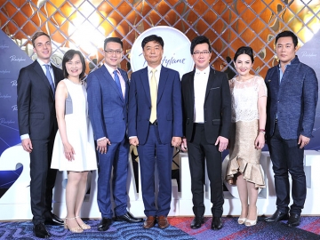 ประชุมวิชาการ : ยัง คอน คิม ผู้จัดการทั่วไป บริษัท กัลเดอร์มา (ประเทศไทย) จำกัด พร้อมด้วย ศ.นพ.วรพงษ์ มนัสเกียรติ จัดประชุมวิชาการ (เซเรเบรท ทเวนตี้ เยียร์ส ออฟ ทรัสท์ เนเชอรัล เอลิแกนซ์ เนเชอรัล เรสเทเรน) อัพเดทเทรนด์ความงามปี 2017 โดยมี นพ.พุฒิพงศ์ ภูมิสุวรรณ และ พญ.วิไล ธนสารอักษร เข้าร่วมงาน ณ ไอแม็กซ์ ชั้น 5 ศูนย์การค้าสยามพารากอน