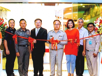 เปิดตัว สมายล์ เลานจ์ : ดรุณ แสงฉาย รองปลัดกระทรวงคมนาคม และรักษาการอธิบดีกรมท่าอากาศยาน สมศักดิ์ จังตระกุล ผู้ว่าราชการจังหวัดอุบลราชธานี และ เนตรนภางค์ ธีระวาส รองประธานเจ้าหน้าที่สายการพาณิชย์และการบริการลูกค้า บริษัทไทยสมายล์แอร์เวย์ จำกัด ร่วมกันเปิดห้องรับรองพิเศษ สมายล์ เลานจ์ ณ ท่าอากาศยานอุบลราชธานี เป็นแห่งแรก