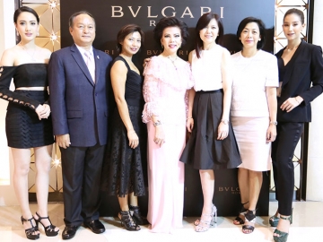 เผยโฉมใหม่ : เจนนี่ เฉีย และ อาช่า แลงดาวน์ ผู้บริหารจากบุลการี แบรนด์เครื่องประดับชั้นนำระดับโลก ร่วมด้วย มยุรี ชัยพรหมประสิทธิ์ ผู้บริหารสยาม
พารากอน จัดงาน เซอเพนติ อายส์ ออน มี เผยโฉมคอลเลคชั่นใหม่ล่าสุด โดยมี 
จรรยา สว่างจิตร, พล.ท.ดร.พีระพงษ์ มานะกิจ, ณฐพร เตมีรักษ์ และ ชาลิดา วิจิตรวงศ์ทอง 
มาร่วมงานด้วย ณ บุลการี แฟล็กชิป สไตร์ ชั้นศูนย์การค้าสยามพารากอน