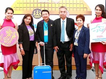 ร่วมสนองนโยบายประชารัฐ : ณันทพงศ์ เชิดชู รองอธิบดีกรมการขนส่งทางบก 
รับมอบของที่ระลึกจาก สิทธิชัย ลาภทวีกุล ผู้ช่วยผู้จัดการฝ่ายปฏิบัติการภาค 6 
และ รัชณา ศรีธรรมมา ผู้จัดการสาขากรุงเกษม บริษัท วิริยะประกันภัย จำกัด (มหาชน) ในโอกาสเยี่ยมชมบูธวิริยะประกันภัย ภายในงาน “คลองผดุงสุขใจ คมนาคม เชื่อมไทย เชื่อมโลก” ณ บริเวณข้างทำเนียบรัฐบาล ริมคลองผดุงกรุงเกษม