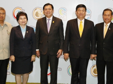 ร่วมใจลดโลกร้อน : พล.อ.สุรศักดิ์ กาญจนรัตน์ รมว.กระทรวงทรัพยากรธรรมชาติและสิ่งแวดล้อม เป็นประธานในพิธีขอบคุณและมอบประกาศนียบัตร พร้อมโล่เกียรติยศ แด่บุคคล องค์กรและผลิตภัณฑ์ลดโลกร้อน ในงาน “ร้อยดวงใจ ร่วมใจลดโลกร้อน” ประจำปี 2559 โดยมี ประเสริฐสุข จามรมาน ผอ.องค์การบริหารจัดการก๊าซเรือนกระจก (องค์การมหาชน) ต้อนรับ ณ ศูนย์การประชุมแห่งชาติสิริกิติ์ กรุงเทพฯ