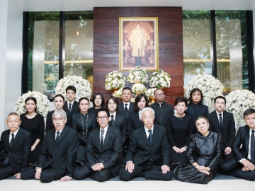 แสดงความอาลัย : ไพบูลย์ ดำรงชัยธรรม ประธานกรรมการ บริษัท จีเอ็มเอ็ม แกรมมี่ จำกัด (มหาชน) นำคณะผู้บริหาร ศิลปิน นักแสดงและพนักงานร่วมพิธีถวายสักการะและแสดงความอาลัยเบื้องหน้าพระบรมฉายาลักษณ์ พระบาทสมเด็จพระปรมินทรมหาภูมิพลอดุลยเดช มหิตลาธิเบศรรามาธิบดี จักรีนฤบดินทร สยามินทราธิราช บรมนาถบพิตร ณ อาคาร จีเอ็มเอ็ม แกรมมี่ เพลส