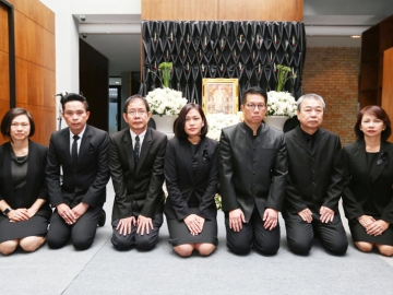 ถวายความอาลัย : เขมทัตต์ พลเดช กรรมการผู้อำนวยการใหญ่ และ ตรีศรัณย์ สีตกะลิน รองกรรมการผู้อำนวยการใหญ่อาวุโสฝ่ายบริหารและทรัพยากรบุคคล พร้อมคณะผู้บริหาร และพนักงานของสถานีโทรทัศน์ พีพีทีวี เอชดี ช่อง 36 ร่วมกันกราบสักการะถวายความอาลัยแด่ พระบาทสมเด็จพระปรมินทรมหาภูมิพลอดุลยเดช มหิตลาธิเบศรรามาธิบดี จักรีนฤบดินทร สยามินทราธิราช บรมนาถบพิตร ด้วยความสำนึกในพระมหากรุณาธิคุณเป็นล้นพ้นอันหาที่สุดมิได้ ที่มีต่อประเทศชาติ ณ อาคารสำนักงาน พีพีทีวี ถ.วิภาวดีฯ