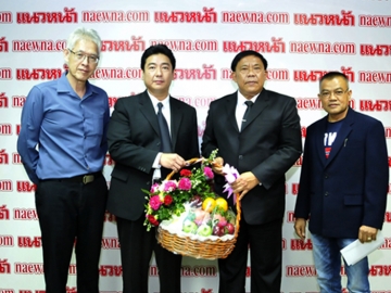 ผู้ว่าฯกรุงเทพมหานคร : พลตำรวจเอกอัศวิน ขวัญเมือง มาเยี่ยมพูดคุยกับผู้บริหารหนังสือพิมพ์แนวหน้าในโอกาสเข้ารับตำแหน่งผู้ว่าราชการกรุงเทพมหานคร โดยมีผรณเดช พูนศิริวงศ์ กรรมการผู้จัดการ, วันชัย วงศ์มีชัย บรรณาธิการอาวุโส, ปกภูมิ เดชดีหนูแก้ว หัวหน้าข่าวกทม. ต้อนรับ ณ สำนักงานหนังสือพิมพ์แนวหน้า