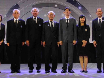 รับรางวัลพระราชทาน : วรรณวีรา รัชฎาวงศ์ กก.บริหาร สมาคมการจัดการธุรกิจแห่งประเทศไทย หรือTMA และ นายสัตวแพทย์ รุจเวทย์ ทหารแกล้ว ประธาน กก.รางวัลนักเทคโนโลยีดีเด่น/ รางวัลนักเทคโนโลยีรุ่นใหม่ ร่วมยินดีกับผู้ที่ได้รับรางวัลพระราชทานนักเทคโนโลยีดีเด่น/รางวัลนักเทคโนโลยีรุ่นใหม่ ประจำปี 2559 บนเวทีสัมมนา STI Forum And Outstanding Technologist Awards 2016 ที่ทาง TMA ร่วมมือกับ มูลนิธิส่งเสริมวิทยาศาสตร์และเทคโนโลยีฯ จัดขึ้นเพื่อเชิดชูเกียรติแก่นักเทคโนโลยีไทยที่มีผลงานโดดเด่นด้านการวิจัยและพัฒนาที่เป็นประโยชน์ต่อประเทศชาติ ซึ่งจัดขึ้น ณ แอทธินี คริสตัลฮอลล์ โรงแรมพลาซ่า แอทธินี รอยัล เมอริเดียน