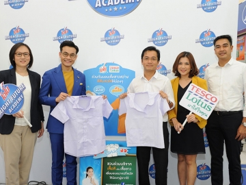 คู่กันปันให้น้อง : โอโม ผู้นำตลาดผลิตภัณฑ์ซักผ้าสูตรเข้มข้น นำโดย จณัญญา เมฆวัฒนา ผอ.ฝ่ายพัฒนาตลาดผลิตภัณฑ์เครื่องใช้ในครัวเรือน บจ.ยูนิลีเวอร์ ไทยเทรดดิ้ง จับมือ เทสโก้โลตัส โดย นภัสจิรา อิงคโรจน์ฤทธิ์ ผจก.แผนกความรับผิดชอบต่อสังคม และ อิสระพันธ์ ยรรยง ผจก.ฝ่ายการค้า ร่วมมอบโอกาสให้กับน้องๆ ผู้ยากไร้ในโครงการ “คู่กันปันให้น้อง ปี 2” ด้วยการบริจาคเสื้อนักเรียนทั้งเก่าและใหม่ ณ จุดบริการลูกค้า เทสโก้ โลตัส กว่า 300 สาขาทั่วประเทศ ติดตามโครงการดีๆ สร้างสรรค์สังคม จากโอโมได้ทาง www.facebook.com/OMOThailand