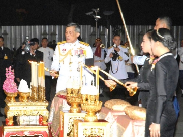 สมเด็จพระบรมโอรสาธิราชฯ สยามมกุฎราชกุมาร เสด็จพระราชดำเนิน พร้อมด้วย พระเจ้าหลานเธอ พระองค์เจ้าพัชรกิติยาภา และพระเจ้าหลานเธอ พระองค์เจ้าสิริวัณณวรีนารีรัตน์ ไปทรงวางพวงมาลา และทรงจุดธูปเทียนเครื่องราชสักการะ กราบถวายบังคมพระบาทสมเด็จพระจุลจอมเกล้าเจ้าอยู่หัว ณ ลานพระราชวังดุสิต