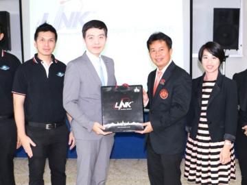 ไทยแลนด์ 4.0 : รศ.ดร.คมสัน มาลีสี คณบดี คณะวิศวกรรมศาสตร์ สถาบันเทคโนโลยีพระจอมเกล้าเจ้าคุณทหารลาดกระบัง และ ณัฐวุฒิ ปิ่นทองคำ ผจก.ฝ่ายการตลาดและสื่อสารองค์กร บมจ.อินเตอร์ลิงค์ คอมมิวนิเคชั่น ร่วมกัน
จัด “โครงการอบรมเชิงปฏิบัติการระบบสายสัญญาณคอมพิวเตอร์และโทรคมนาคม”