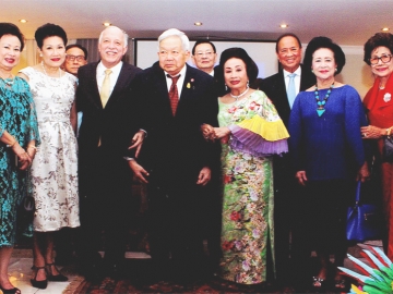 เชิดชูเกียรติ : องคมนตรี ม.ร.ว.เทพกมล-คุณหญิงขวัญตา เทวกุล พร้อมด้วย อาสา-ท่านผู้หญิงสุจิตคุณ สารสิน ร่วมแสดงความยินดี กมลา สุโกศล ประธานกรรมการบริหารกลุ่มโรงแรมสุโกศล ที่เข้ารับรางวัล “Itamaraty Award” จาก ฯพณฯ เอกอัครราชทูตบราซิลประจำประเทศไทย นายจิลแบร์โต ฟอนแซกะ-กีมาไรส เด โมวร่า เพื่อเป็นการแสดงการชื่นชมที่ได้มีส่วนช่วยในการส่งเสริมวัฒนธรรมของบราซิลในประเทศด้วยดีเสมอมา ณ ทำเนียบเอกอัครราชทูตบราซิลประจำประเทศไทย